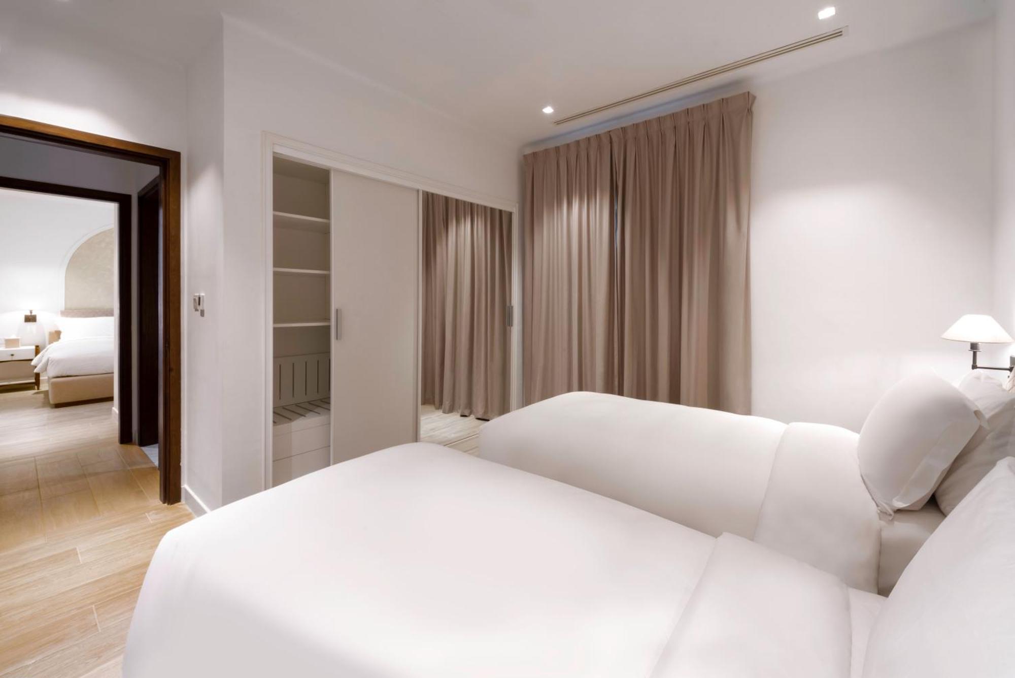 Mina Hotel And Residences By The Torch Doha Exteriör bild A bedroom at the hotel