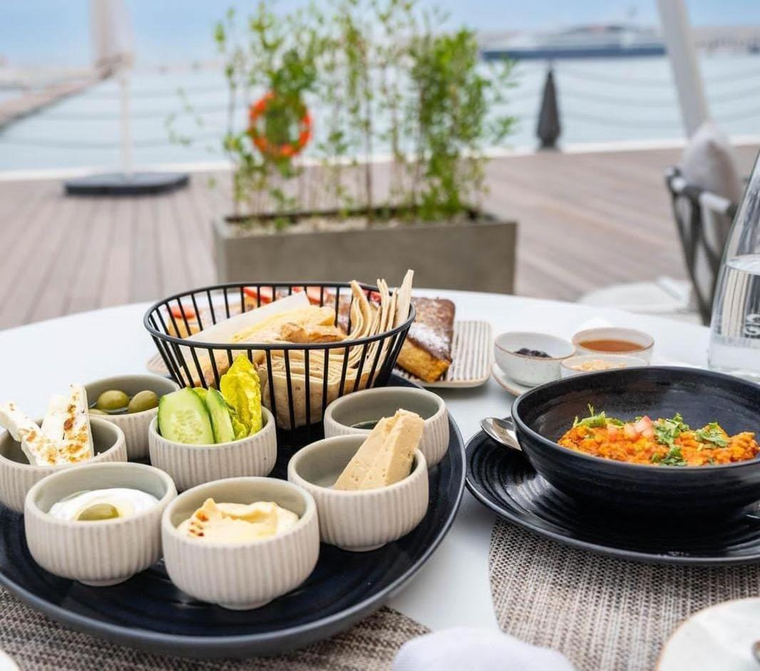 Mina Hotel And Residences By The Torch Doha Exteriör bild Meze