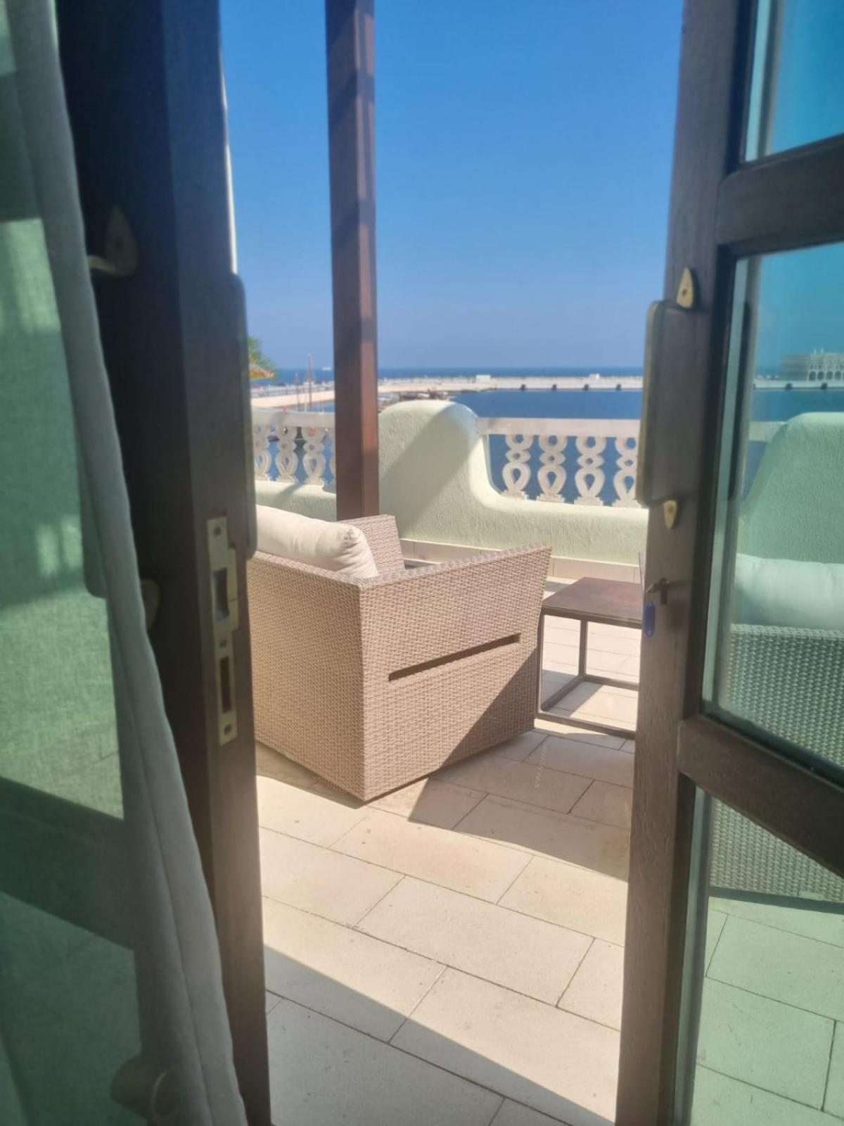 Mina Hotel And Residences By The Torch Doha Exteriör bild A balcony at the hotel
