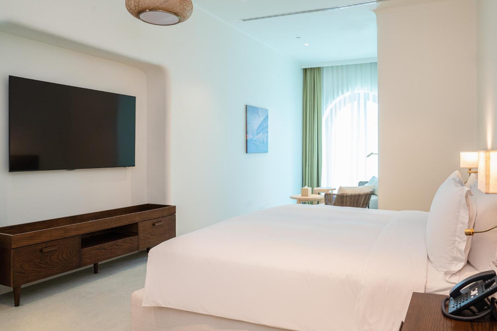 Mina Hotel And Residences By The Torch Doha Exteriör bild A bedroom at the hotel