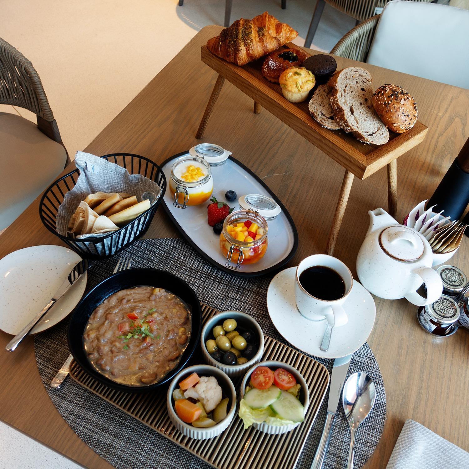 Mina Hotel And Residences By The Torch Doha Exteriör bild Israeli breakfast
