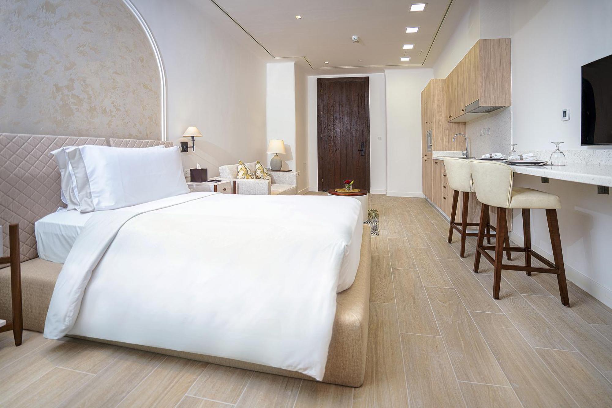 Mina Hotel And Residences By The Torch Doha Exteriör bild A bedroom at the hotel